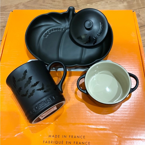 Le Creuset Matte Black with Bat Decal, set of-3! - Picture 2 of 7